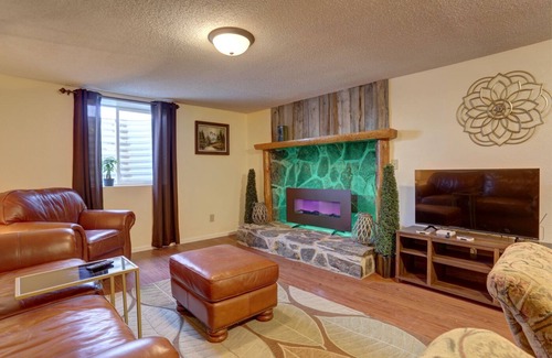 Rapid City Apartment | 5th St Hospitality King bd, close to hospital, downtown and driveway parking.