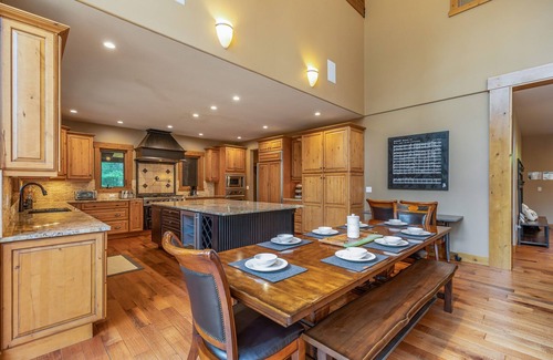 Ronald House | 6,200sqft Dream Mountain Home + Fall Savings 3+ Nights