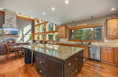 Ronald House | 6,200sqft Dream Mountain Home + Fall Savings 3+ Nights