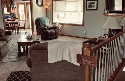De Pere House | 6.5 miles from Lambeau Field! 3 bedrooms with 3.5 bath.