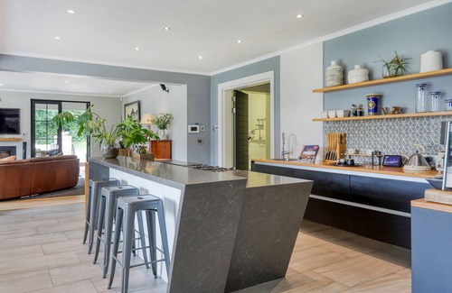 Newlands House | 6/7 bedroom spacious Bishopscourt home. Fun for the whole family.Exquiste views.