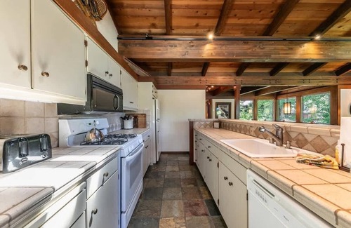 Tahoe Sierra Estates House | 6-8 Miles to Palisades|Alpine|Homewood|Walk to TC
