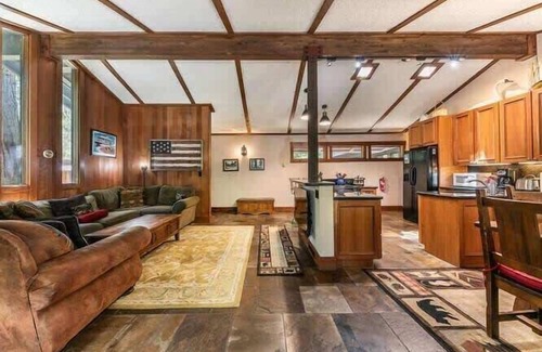 Tahoe Tavern House | 6-8 Miles to Palisades|Alpine|Homewood|Walk to TC