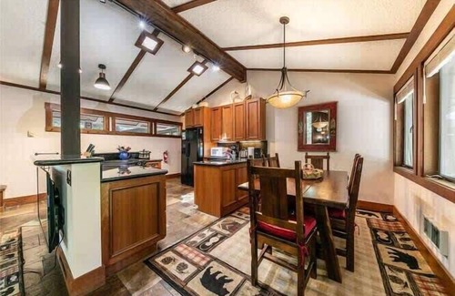 Tahoe Tavern House | 6-8 Miles to Palisades|Alpine|Homewood|Walk to TC