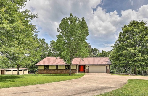 Rogers House | 6-Acre Rogers Retreat w/ Ramps on Beaver Lake!