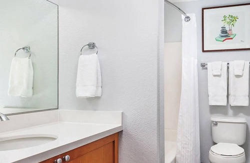 Uptown Design District Resort | 6 Adults 2 Bedroom Full Kitchen 2 Full Bathrooms Patio with BBQ Grill