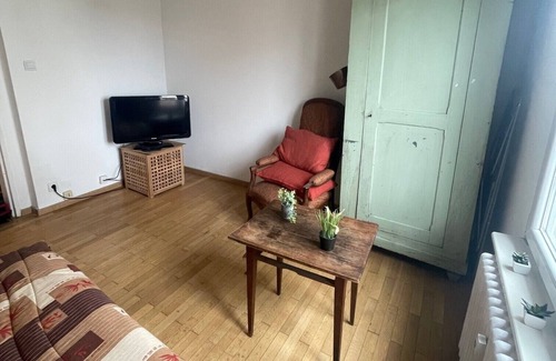 Neudorf Est Apartment | #6 Agréable 2 Pièces au Dernier Étage D'un Immeuble Très Calme du Neudorf