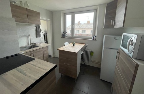 Neudorf Est Apartment | #6 Agréable 2 Pièces au Dernier Étage D'un Immeuble Très Calme du Neudorf