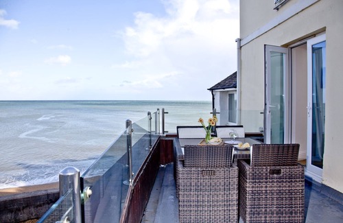 Torcross Apartment | 6 At The Beach - an apartment that sleeps 6 guests in 2 bedrooms