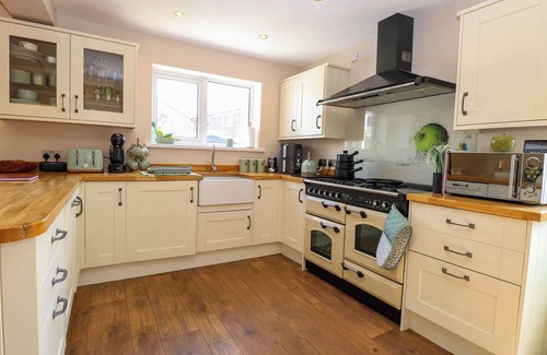 Great Yarmouth Cottage | 6 BARLEYCROFT, family friendly, character holiday cottage in Hemsby