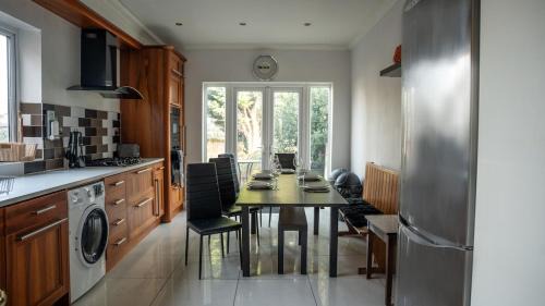 Derby House | 6 BDR House By Eason Stays Short Lets & Serviced Accommodation Derby With Free Parking
