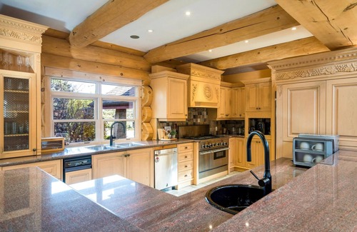 Craigleith Ski Chalet | 6 bdrm, 4 bath, luxury log ski cabin, steps from Craiglieth ski club!