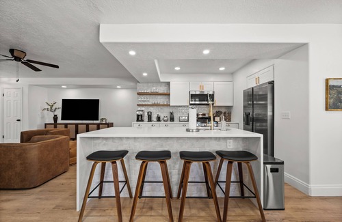 Sandy House | 6 Bdrm Close to Mtns+Resorts, Hot Tub, Heated Deck, Fire Pit + 85in TV