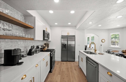 Sandy House | 6 Bdrm Close to Mtns+Resorts, Hot Tub, Heated Deck, Fire Pit + 85in TV