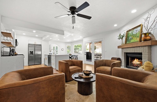 Sandy House | 6 Bdrm Close to Mtns+Resorts, Hot Tub, Heated Deck, Fire Pit + 85in TV