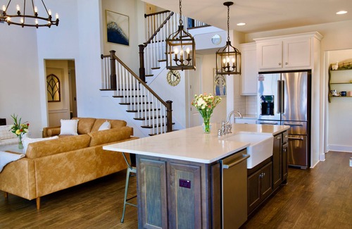 Austin House | 6 BDRM Hill Country Retreat w/Pool & Hot Tub