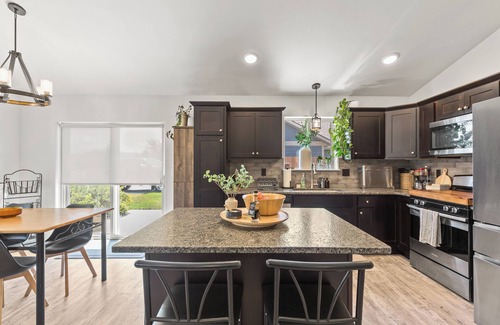 Bozeman House | 6 Bed House + Gym w/Mnt Views Close to Airport