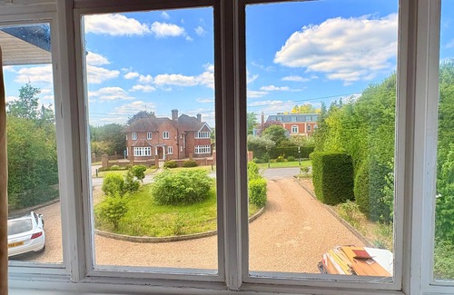 Hillingdon House | 6 Bed House on Prime Private Road in Ickenham