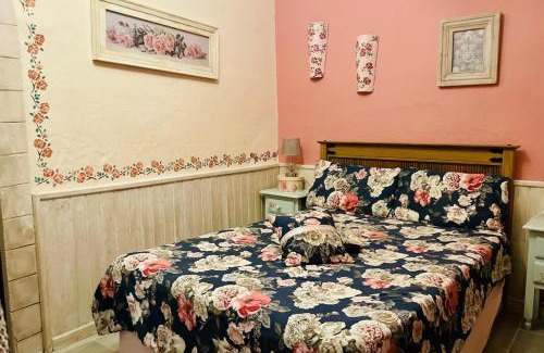 Ubeda House | 6 Bed House Sleeps 12 - Pool Hot Tub Fireplace