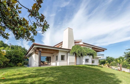 Pevidem House | 6-Bed House - Sleeps 12 - Pool, Bbq, Pool Table