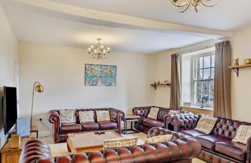 Longnor House | 6 Bed in Longnor 77369