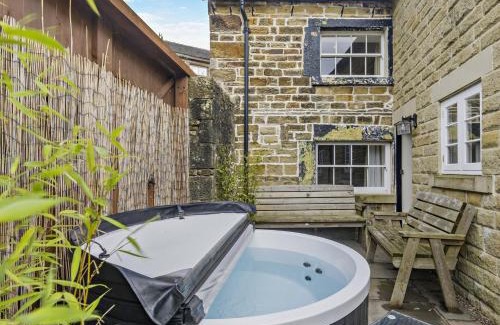 Longnor House | 6 Bed in Longnor 77369