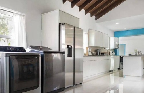 Homestead Apartment | 6 Bedroom 631339 by Houzlet