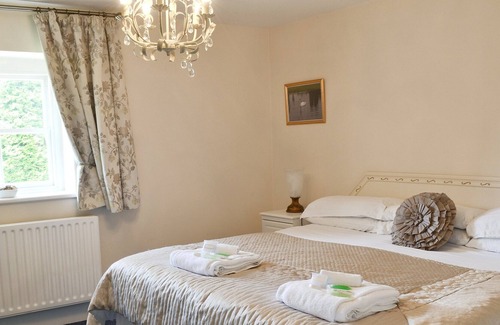 Longham Cottage | 6 bedroom accommodation in Dudsbury, Ferndown