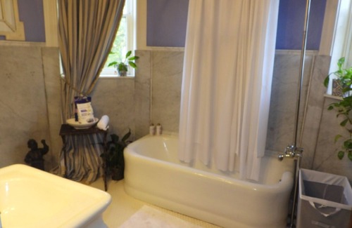 Keokuk Bed & Breakfast | 6-bedroom bed & breakfast in marvelous Keokuk with WiFi, AC