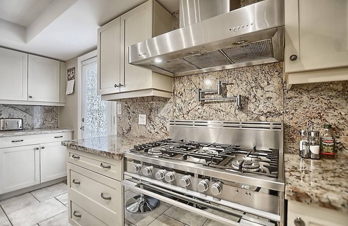 Alcona Cottage | 6 Bedroom Executive Cottage near Lake Simcoe & Innisfil Beach Park