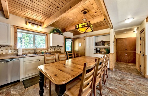 Montgomery Estates Cabin | 6 Bedroom, Game Room, Hot Tub, Near Lake and Trails, EV Charger, 12 guests+Extra Kids