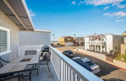 West Newport House | 6 Bedroom home located 2 houses in from the Beach