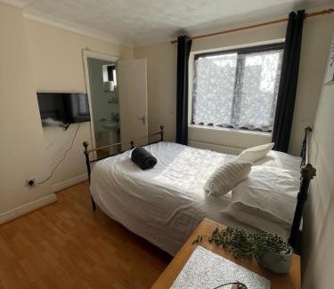Corby House | 6 Bedroom House For Corporate Stays in Corby Suitable for Nightshift Workers