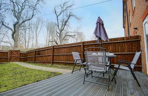 Milton Keynes House | 6 Bedroom House- Free Parking, Fast Wifi & SmartTV