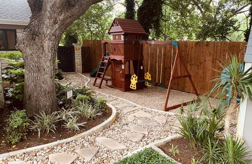 North Oaks House | 6-bedroom House, Large Pool, Beautiful Creek, Quiet Neighborhood