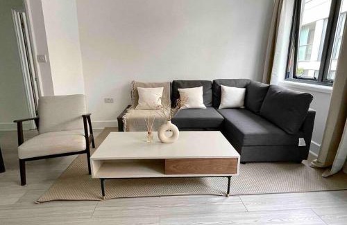 Bunhill Apartment | 6 bedroom in a 3 apartment building complex, great for large group bookings, central London location