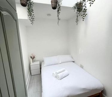 Bunhill Apartment | 6 bedroom in a 3 apartment building complex, great for large group bookings, central London location