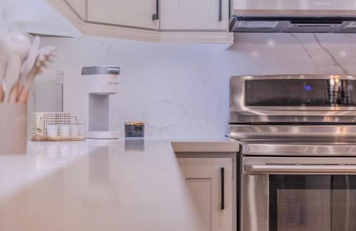 Oro-Medonte House | 6 Bedroom Modern Escape in Horseshoe, Pool and Hot tub