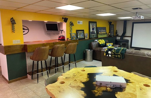 Ashwaubenon House | 6 Bedroom next to Lambeau and Title Town!