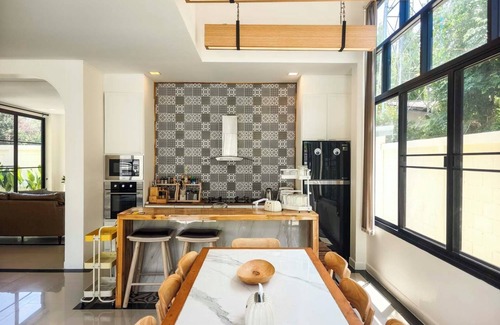 Chiang Mai Villa | 6 Bedroom Pool Villa with En-Suite Bathrooms. Located near City and Airport
