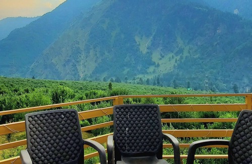 Manali Villa | 6 bedroom villa with stunning views of apple orchard & waterfalls. Pet friendly