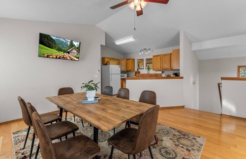 San Juan River Village House | 6-bedroom with 4 masters! Multiple Family Mountain Haven