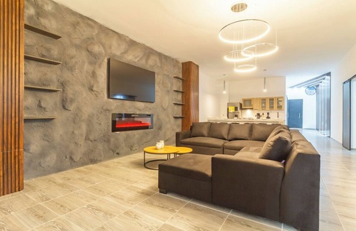 Las Lomas I Apartment | 6 bedroom with Jacuzzi 1 block from LLeras P10