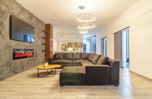 Las Lomas I Apartment | 6 bedroom with Jacuzzi 1 block from LLeras P10