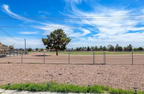 Sunrise Manor House | 6 bedrooms/10 minutes to the strip!