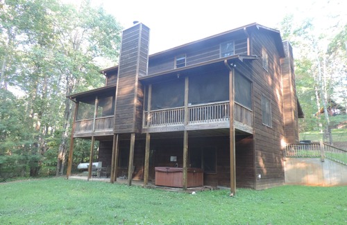 Ellijay Cabin | 6 Bedrooms, 3 1/2 Baths, WiFi, Dog Friendly, Pool Table, Hot Tub, Fire Pit