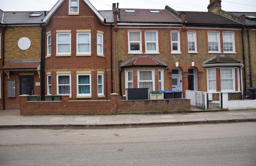 Lavender Fields House | 6 Bedrooms, 3 Bathrooms, 2 kitchens, 2 living/dining rooms,garden, sleeps 14