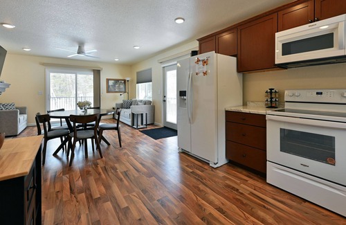 Hayward House | 6 Bedrooms, 4 Bath Whole Duplex with access to 3 Lakes!