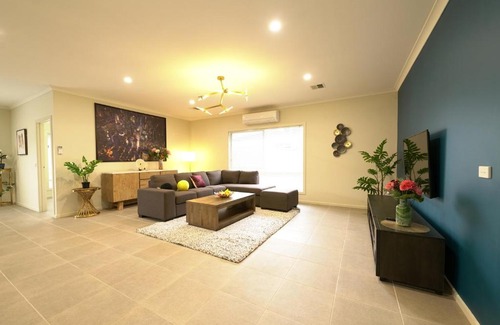 Point Cook House | 6 Bedrooms & 4 Bathrooms Big House for Big Group