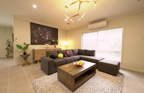 Point Cook House | 6 Bedrooms & 4 Bathrooms Big House for Big Group
